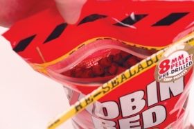 Пелети Dynamite Robin Red Carp Pellets 15мм Pre-Drilled